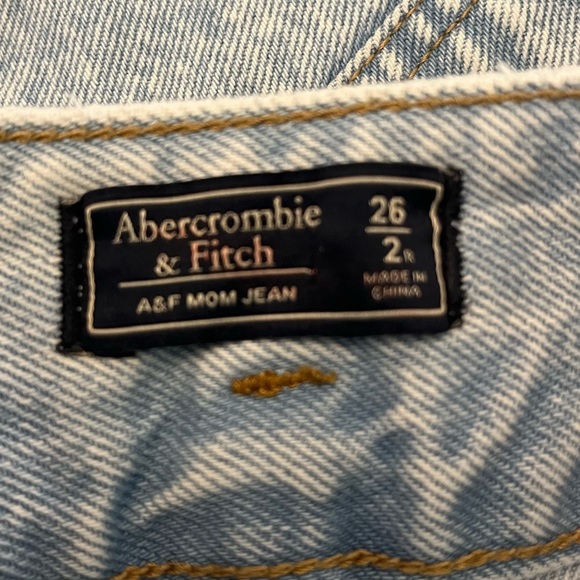 Abercrombie and Fitch Mom Jean Rise Curve 26/2 Light Wash - Picture 4 of 5